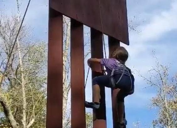 Co be 8 tuoi thoan thoat leo qua buc tuong bien gioi cua ong Trump hinh anh