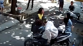 Chong ngoi nhin nguoi tinh danh vo chay mau dau hinh anh