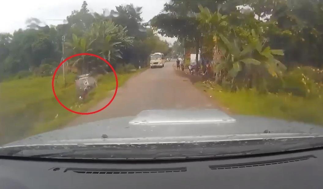 Phong nhanh khi om cua, oto lao thang xuong ruong hinh anh