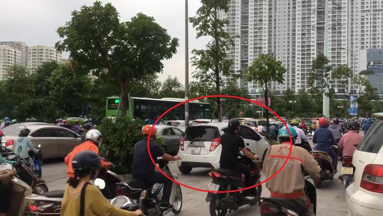 Oto leo len via he de tranh tac duong o Ha Noi hinh anh