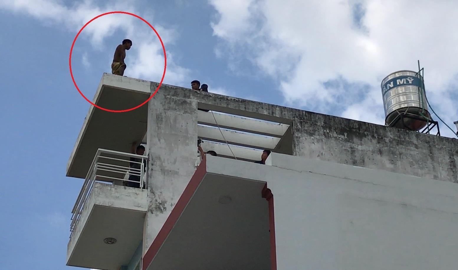 Thanh nien o TP.HCM co bieu hien ngao da, leo nha co thu nua ngay hinh anh