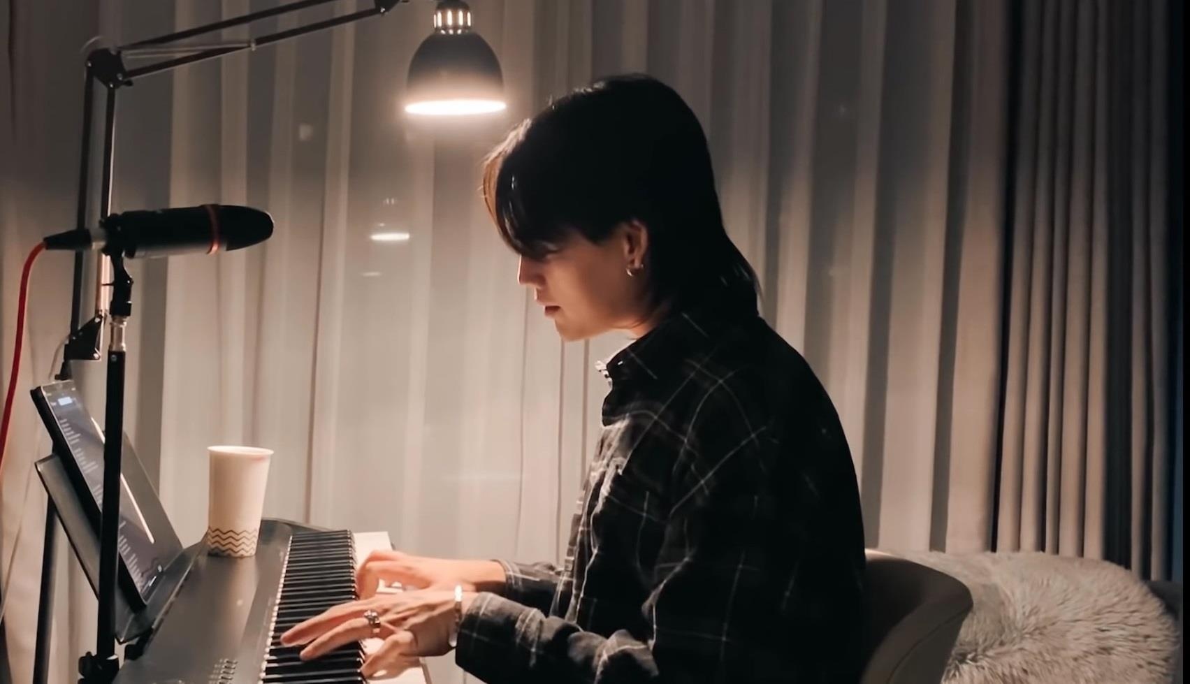 Nguyen Tran Trung Quan dem dan guitar hat 'Co chang trai viet len cay' hinh anh