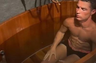 Tai sao nhieu cau thu hay ngam minh trong nuoc da lanh? hinh anh