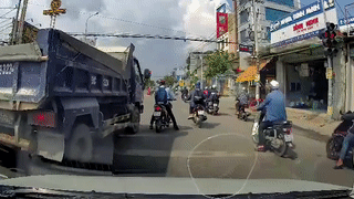 Tai xe lai xe tai duoi theo chen ep, tan cong nguoi di xe may hinh anh