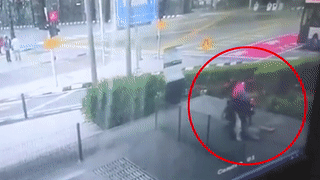 Nguoi phu nu bi ke giat vi keo le hang chuc met tren duong hinh anh