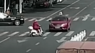 Nguoi phu nu di xe may qua duong au, bi 2 oto dam lien tiep hinh anh