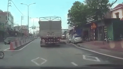 Nguoi dan ong may man thoat chet sau khi va cham voi xe tai hinh anh