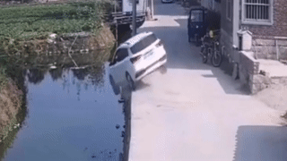 Oto nam ngua duoi song do cua au o Trung Quoc hinh anh