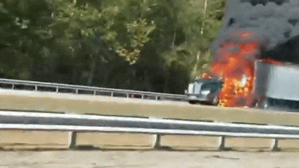 Xe container chay lon, khoi den nghi ngut gay un tac giao thong hinh anh