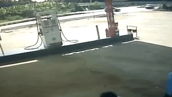 Mat lai, oto phong toc do cao bay len khong trung va lao vao tram xang hinh anh