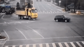 Tai xe thoat chet sau khi bi xe tai tong trung va keo le hinh anh