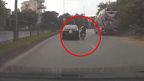 Va cham voi Toyota Altis, 2 nguoi di xe may nga nhao hinh anh