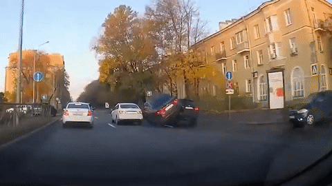 Phong nhanh vuot au, oto gay tai nan lat nghieng, truot dai tren duong hinh anh