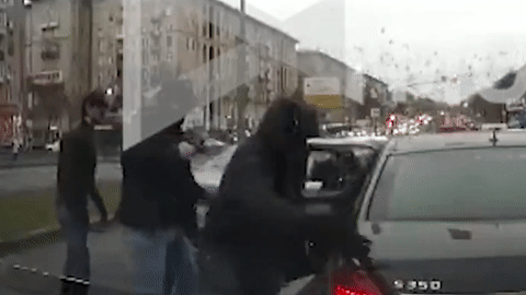 Bang dang ao den no sung, chan xe Mercedes cuop gan 100.000 USD hinh anh