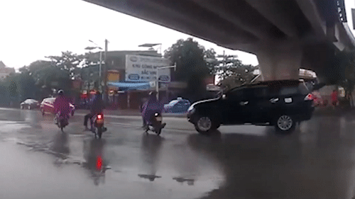 Tai xe lai xe khong tap trung, oto huc nga nguoi di xe may hinh anh