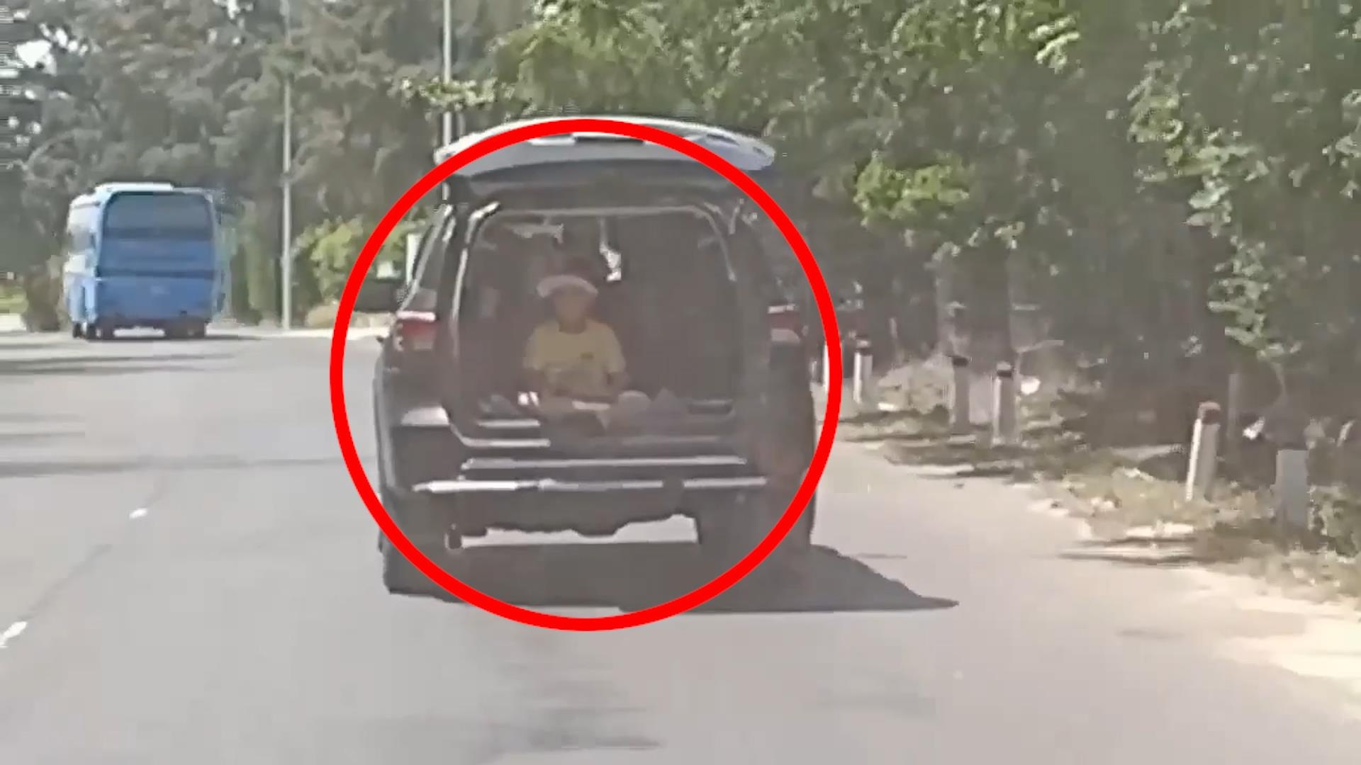 Oto vua chay tren duong vua mo cop bat chap tre nho ngoi phia sau hinh anh