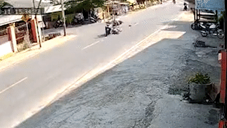 Sau va cham, xe may lao thang vao nha dan ben duong hinh anh