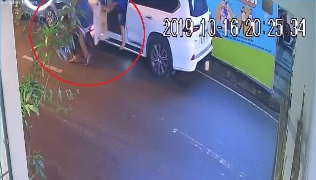 Trom vat guong oto gap dung luc tai xe ngoi trong xe hinh anh