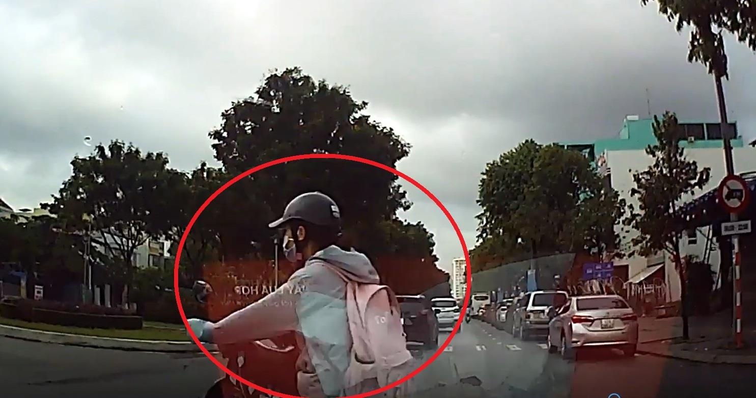 Chay cat dau oto, co gai di xe may bi dam trung hinh anh