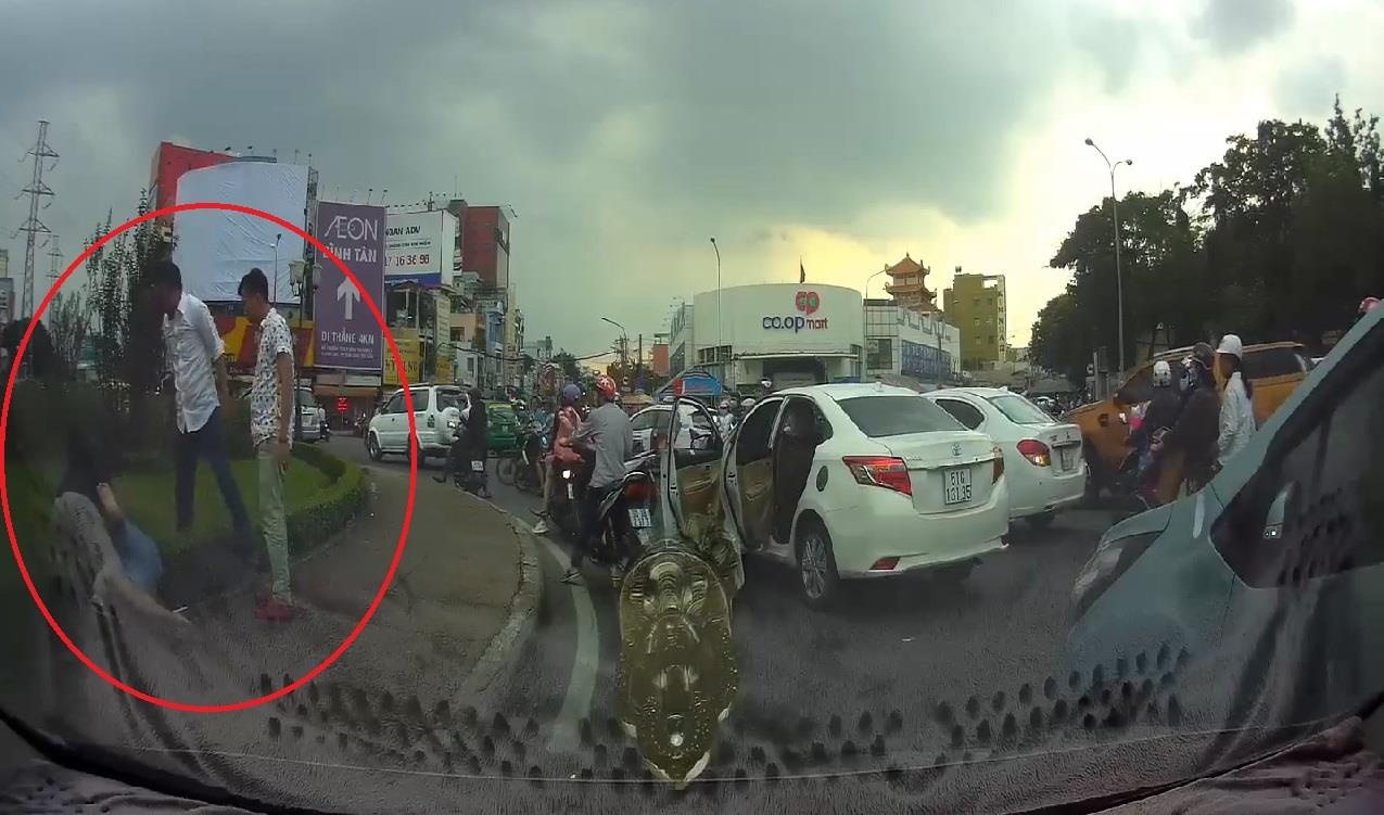 Hai tai xe oto dung xe danh nhau giua duong hinh anh