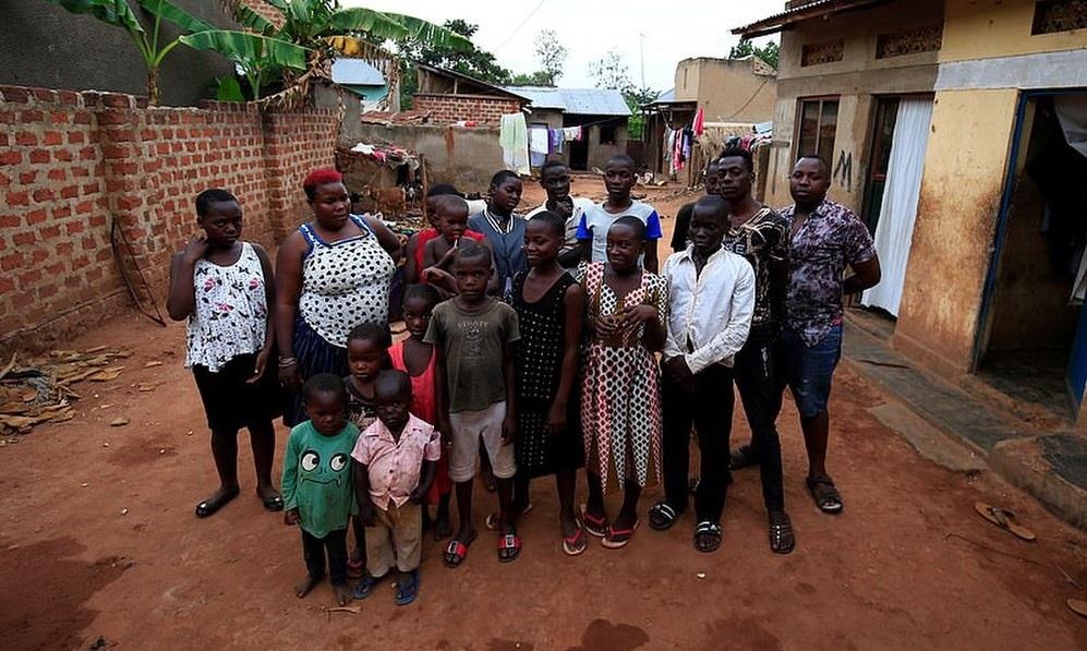 Ba me 40 tuoi sinh 44 dua con o Uganda bi cam de hinh anh