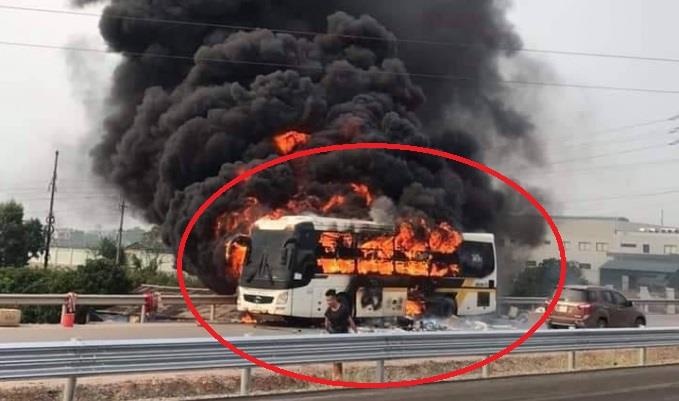 Xe khach chay tro khung tren cao toc Ha Noi - Bac Giang hinh anh