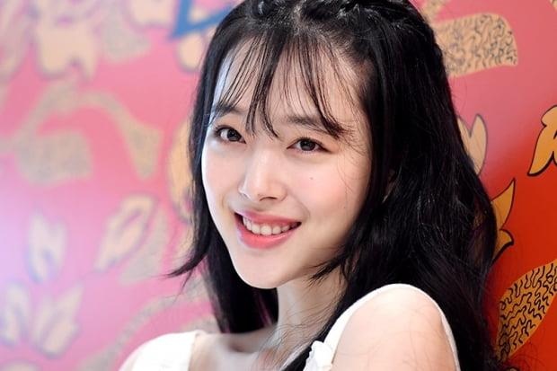 Nha tang le vang lang trong ngay dua tien Sulli hinh anh