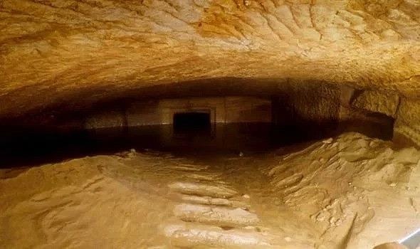 Ngoi mo co Ai Cap vua duoc phat hien duoi lop bun day hinh anh