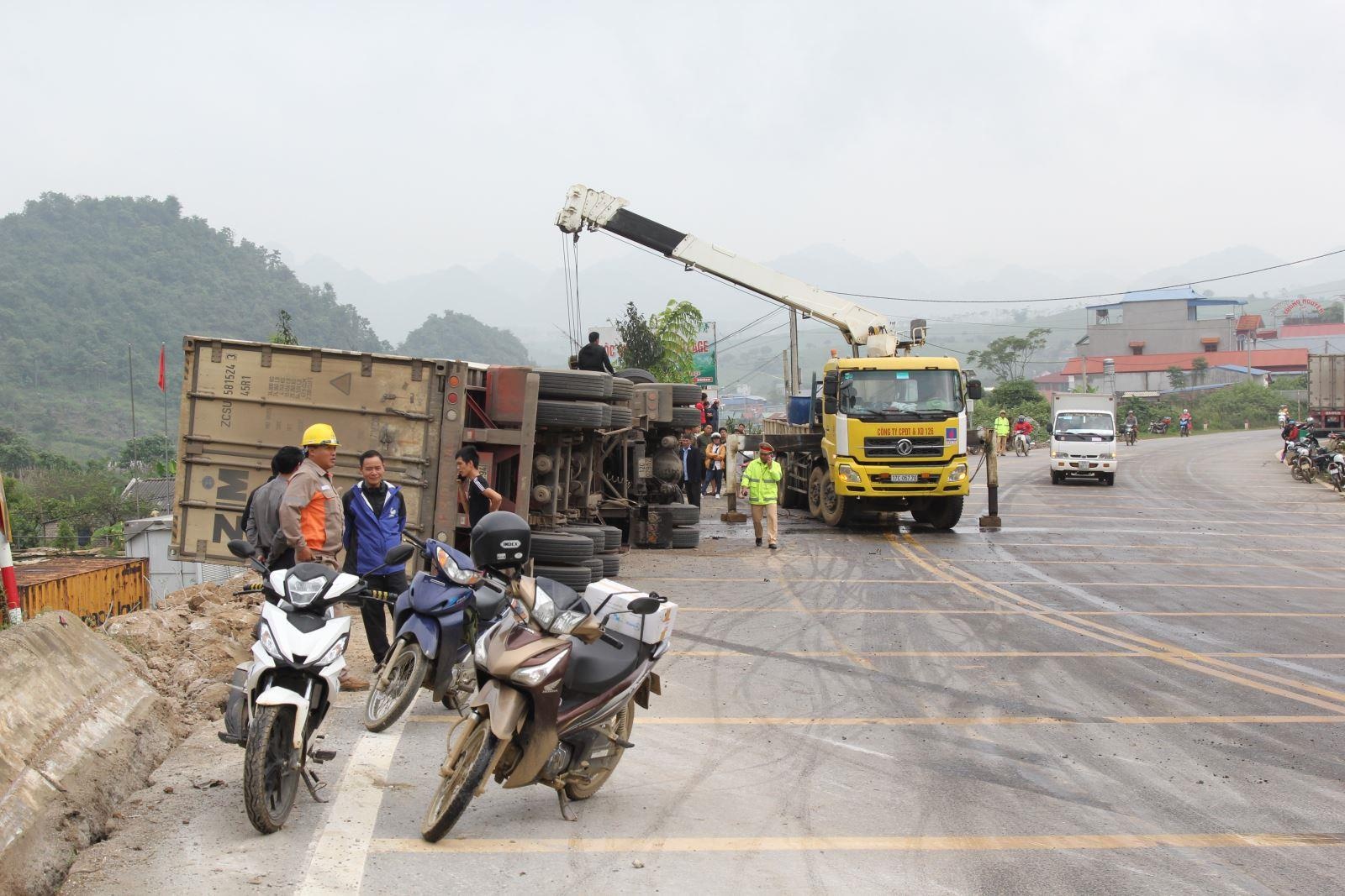Do deo toc do cao, xe container lat tren deo Chieng Di hinh anh