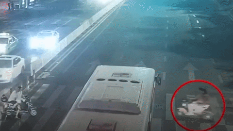 Hang chuc nguoi nang xe buyt de giai cuu 2 co gai mac ket duoi gam hinh anh