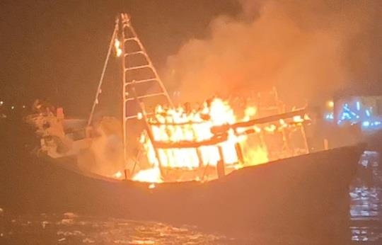 Sau tieng no lon, tau ca boc chay ngun ngut trong dem hinh anh