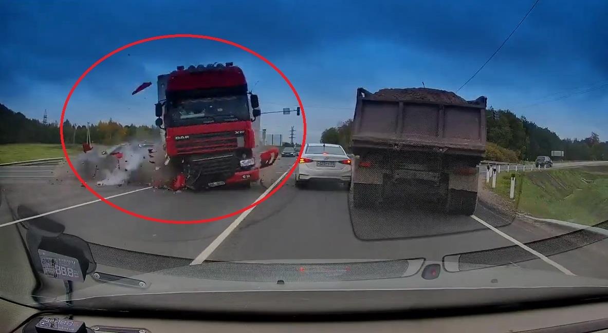 Xe container vuot den do toc do cao dam hang loat oto tren duong hinh anh