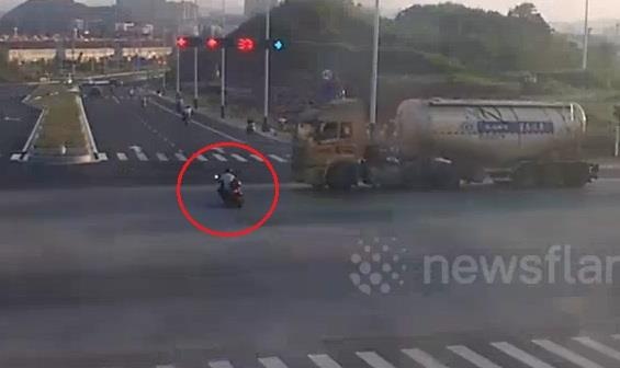 Co vuot den do, nguoi dan ong suyt mat mang duoi gam xe bon hinh anh