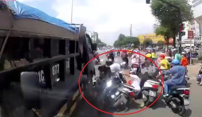 Xe ben mat lai tong hang loat xe may dang dung cho den do o TP.HCM hinh anh