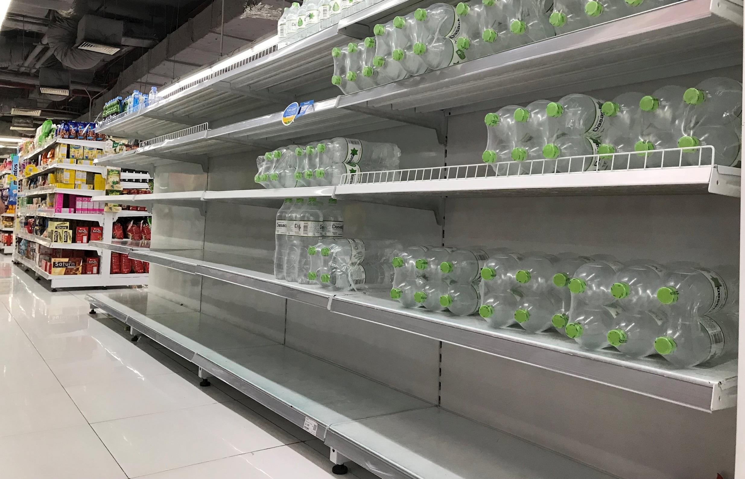 Nhieu sieu thi chay hang nuoc dong chai o Ha Noi hinh anh