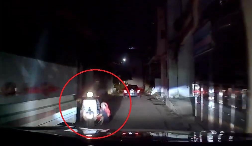 Me bat can de con nho nga tu xe may xuong truoc dau oto hinh anh