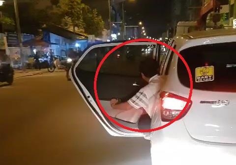 Nguoi dan ong mo cua sau, tho nguoi ra ngoai khi oto dang chay hinh anh