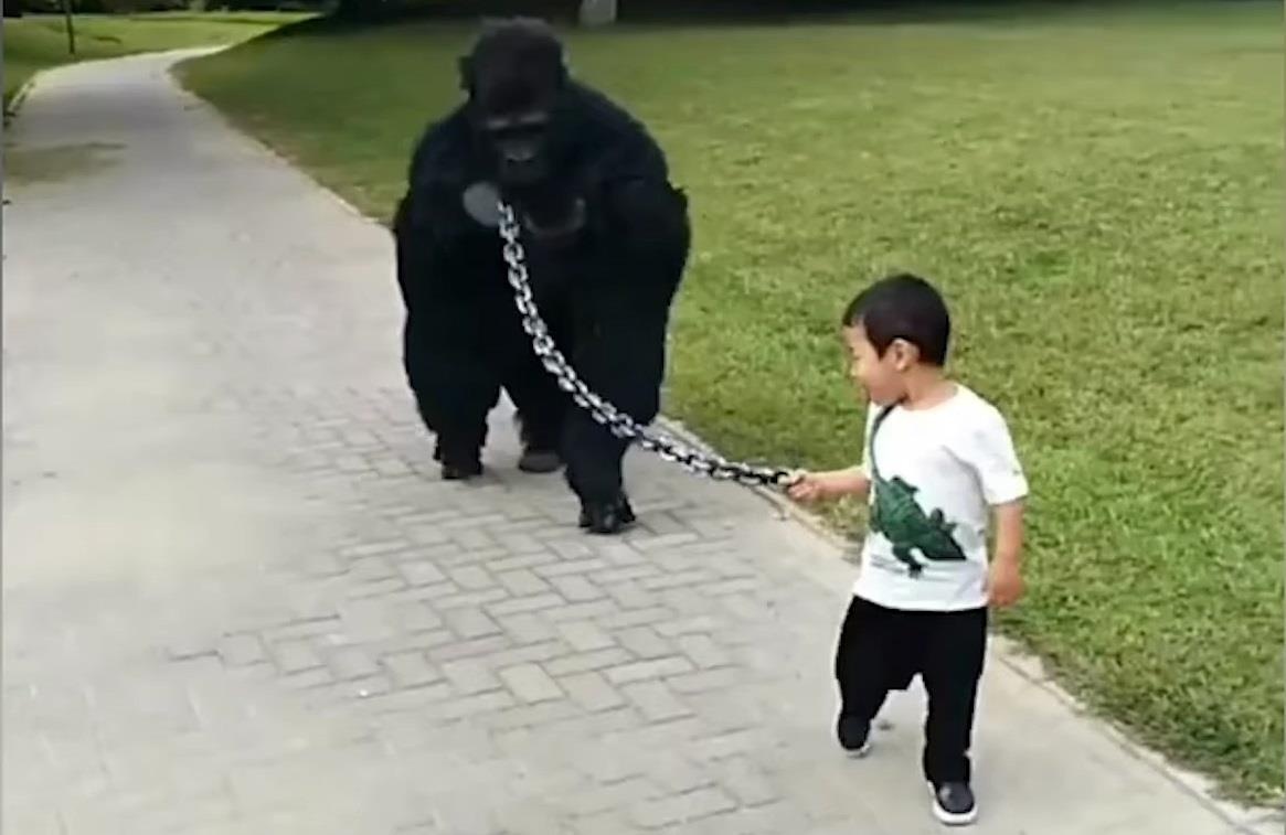 Cha hoa trang thanh khi dot de con dat di choi hinh anh