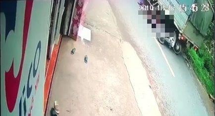 Xe tai lui bat thinh linh, de chet hai ba chau o Ha Noi hinh anh