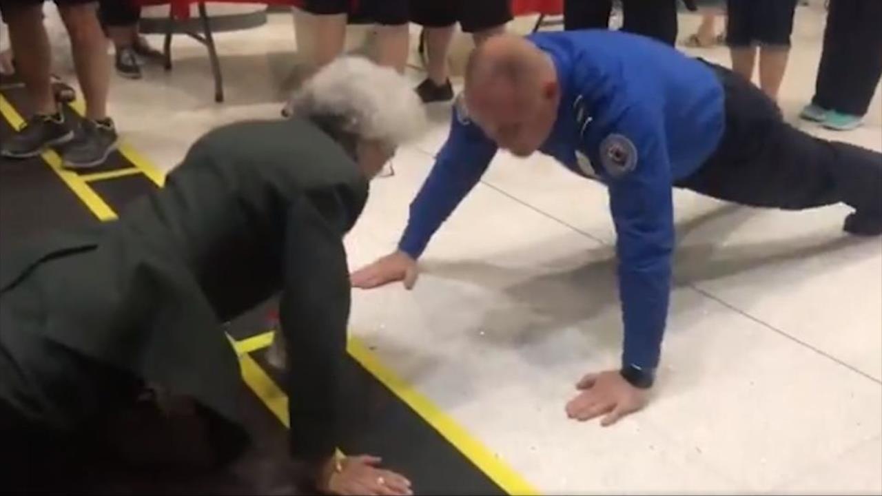 Cu ba 84 tuoi thach dau sy quan My hit dat truoc khi len may bay hinh anh