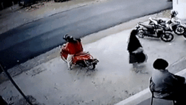 So y de tre van tay ga, xe may mat kiem soat lao vao xe tai hinh anh