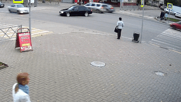 Trong luc cho xe, nguoi di duong suyt bi oto mat lai tong trung hinh anh