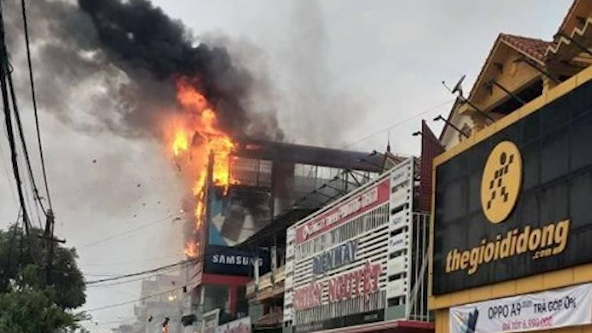 Chay sieu thi dien may, khoi den boc ngun ngut hinh anh