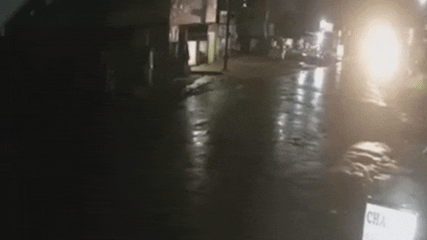 Oto mat lai, lao thang vao cay ATM ben duong hinh anh