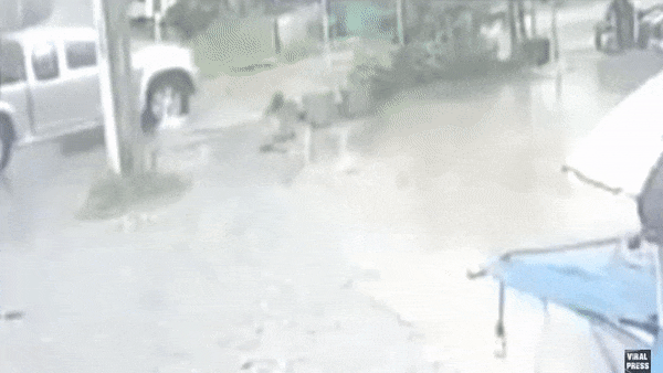 Xe ban tai mat lai lao vao cot dien ben duong hinh anh