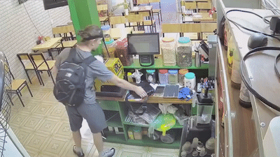 Ong Tay vao tan quay tinh tien trom tui cua chu quan hinh anh