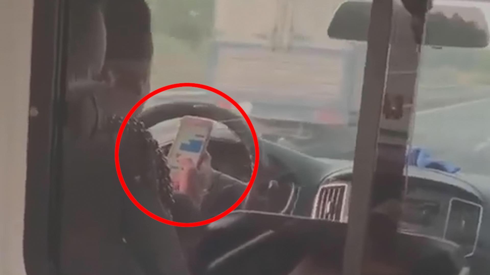 Tai xe xe cuu thuong su dung dien thoai khi lai xe toc do cao hinh anh