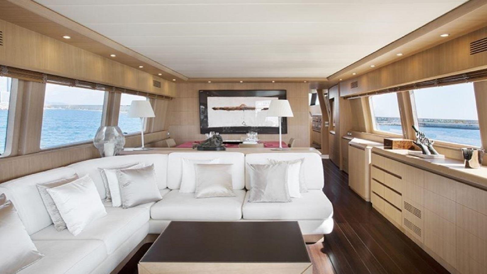 Thue du thuyen song ao voi gia 6.000 USD/ngay hinh anh