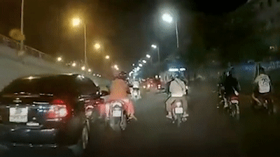 Tai xe oto tong nga mot gia dinh di xe may roi bo chay hinh anh