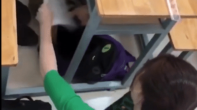 Hoc sinh ngu duoi gam ban giat minh tinh day vi cau noi cua co giao hinh anh